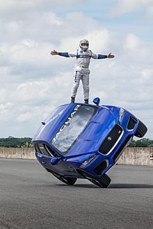 Auf zwei Rädern den Goodwood Hill hoch: Jaguar F-Pace. Beifahrer Lee Bowers kletterte aus dem Seitenfenster.  Foto:Jaguar